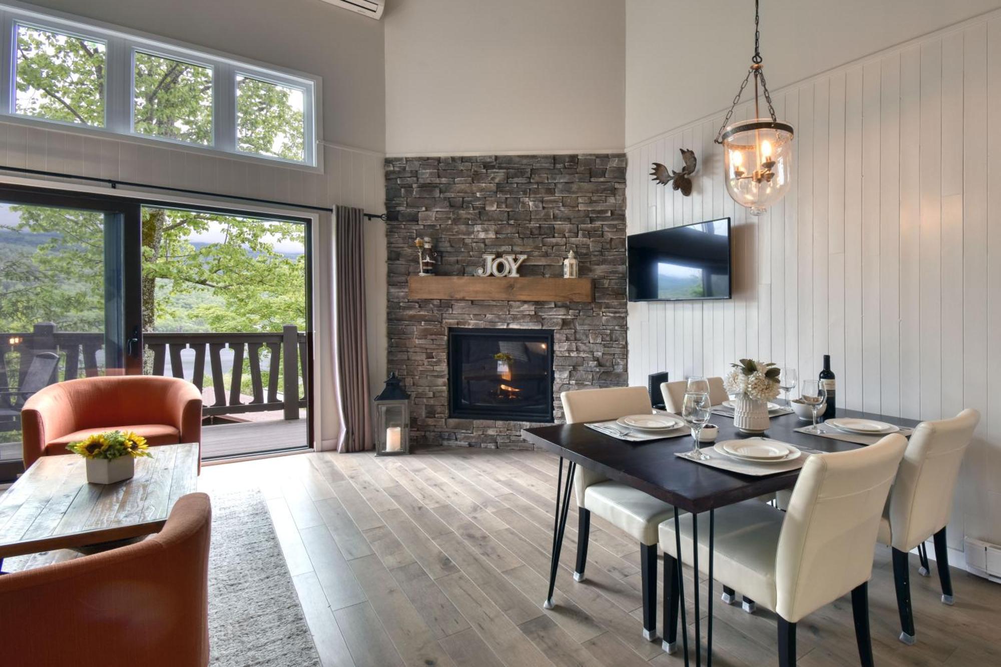 Stunning Condo - View On Lake Tremblant & Mountain 몽트랑블랑 외부 사진