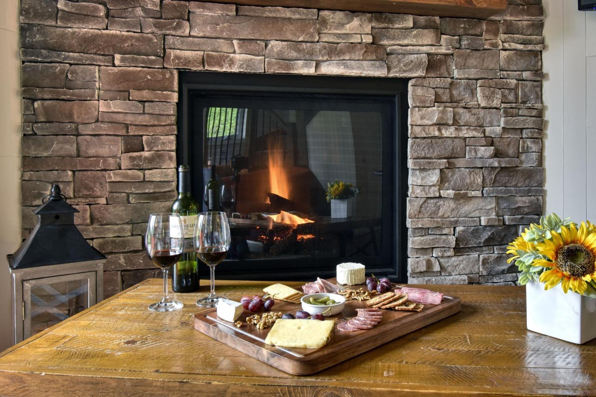 Stunning Condo - View On Lake Tremblant & Mountain 몽트랑블랑 외부 사진