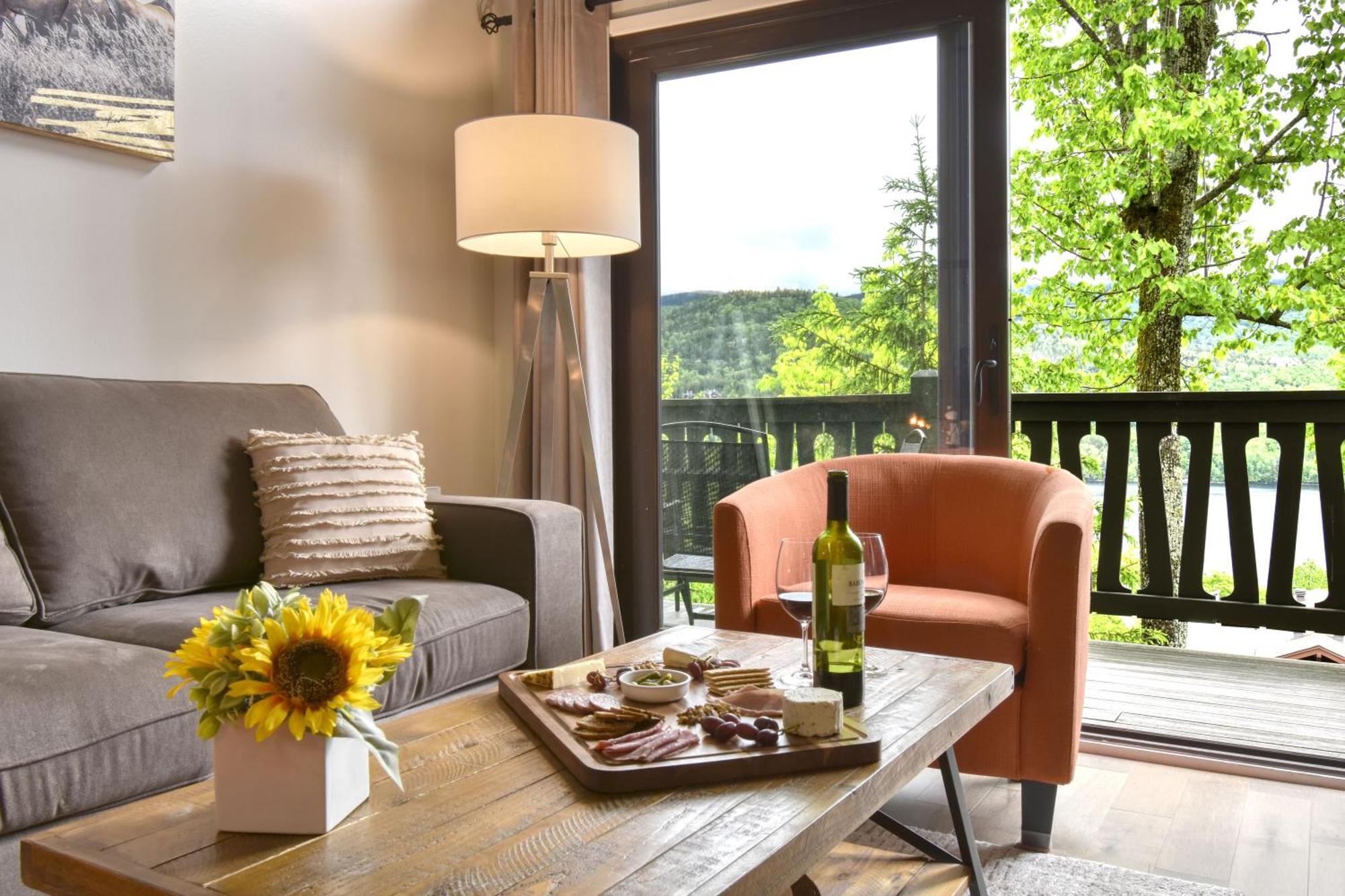 Stunning Condo - View On Lake Tremblant & Mountain 몽트랑블랑 외부 사진